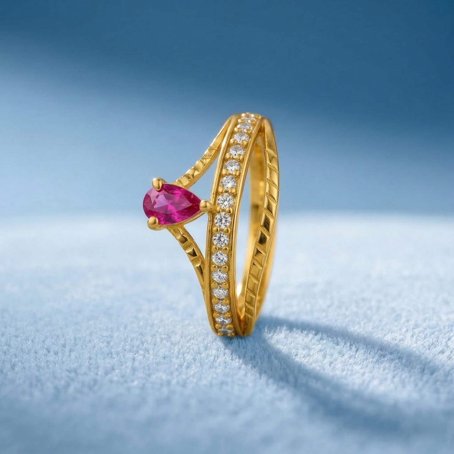 NUGOLD Elegant Ring with Pink Pear-Cut Crystal & Sparkling CZ Stones